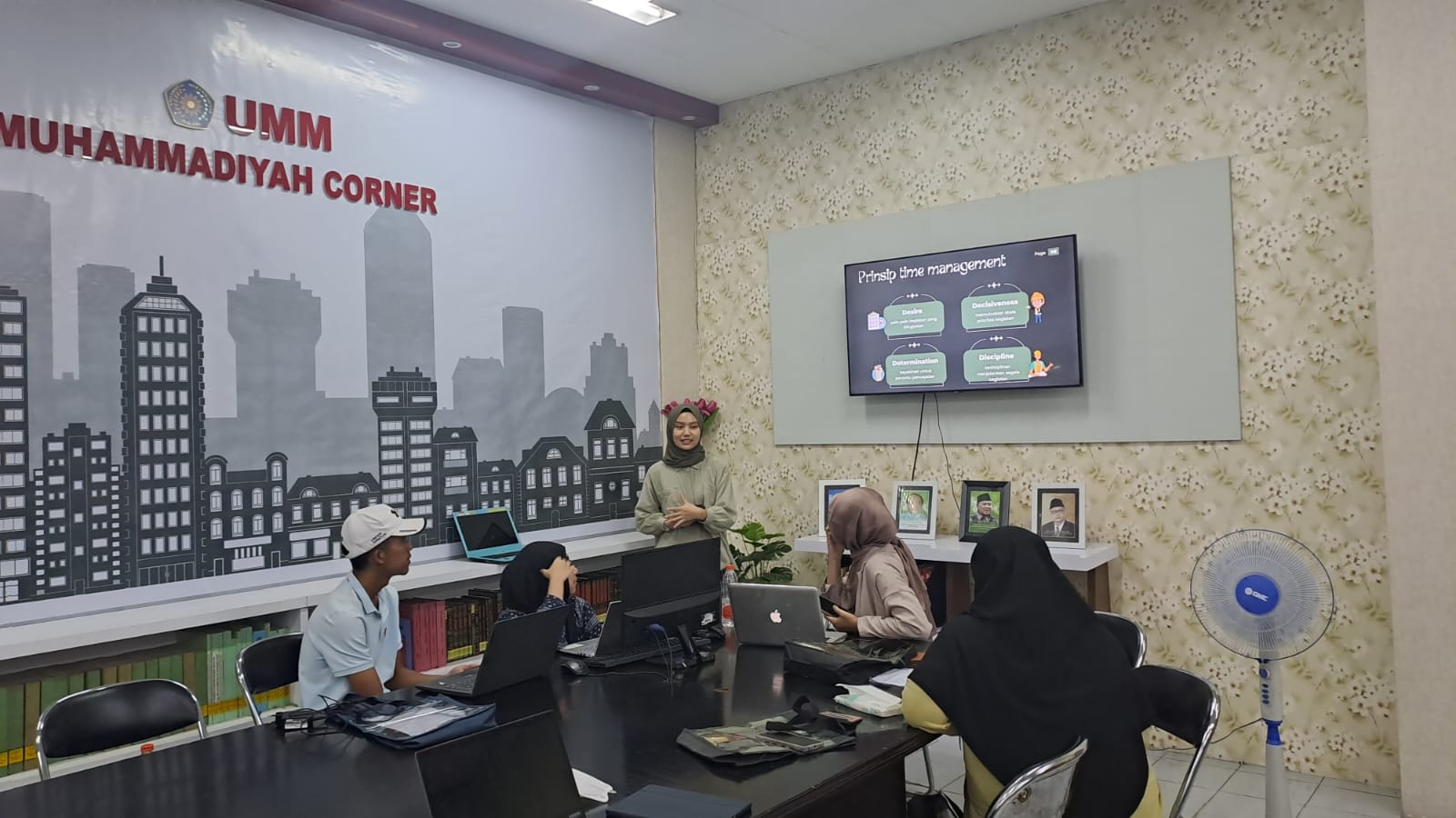 Muhammadiyah dan UMM Corner salah satu tempat yang representatif bagi pemustaka untuk diskusi, presentasi yang di sediakan Perpustakaan.